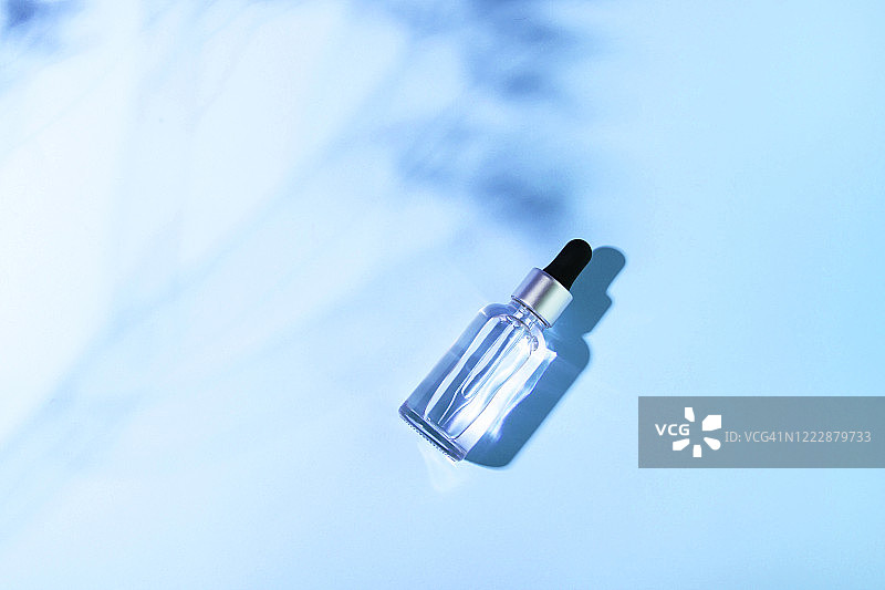 花朵阴影下的透明油图片素材