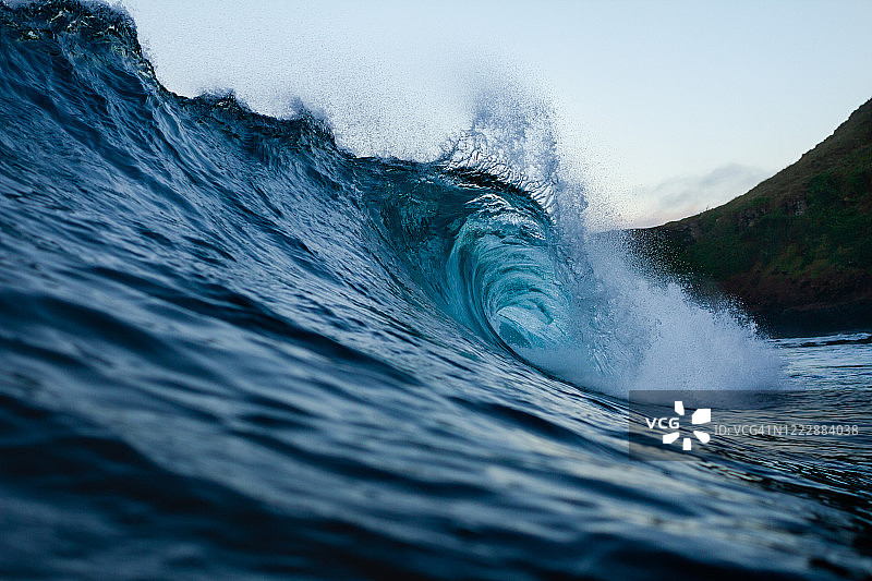 巨浪冲击浅礁图片素材