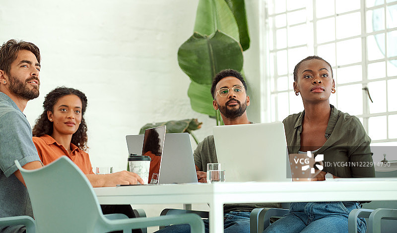 他们洗耳恭听图片素材