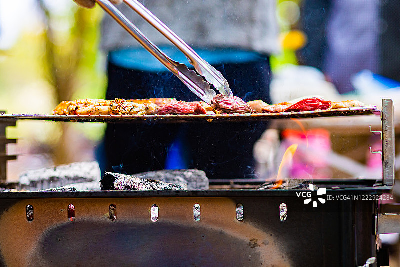 在烧烤架上烹饪肉类图片素材