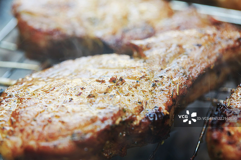 烧烤架上烤制的美味肉类图片素材