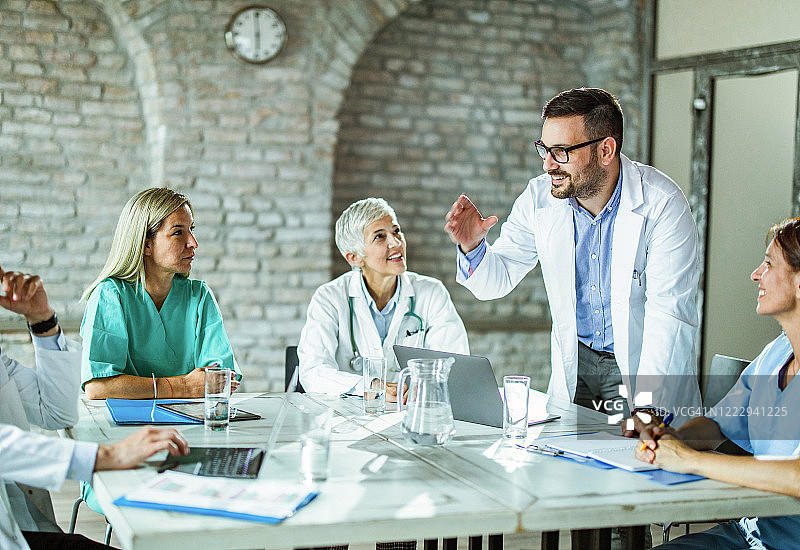 医疗专家团队在诊所开会图片素材