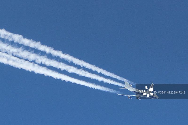 高空飞行的波音747-400图片素材