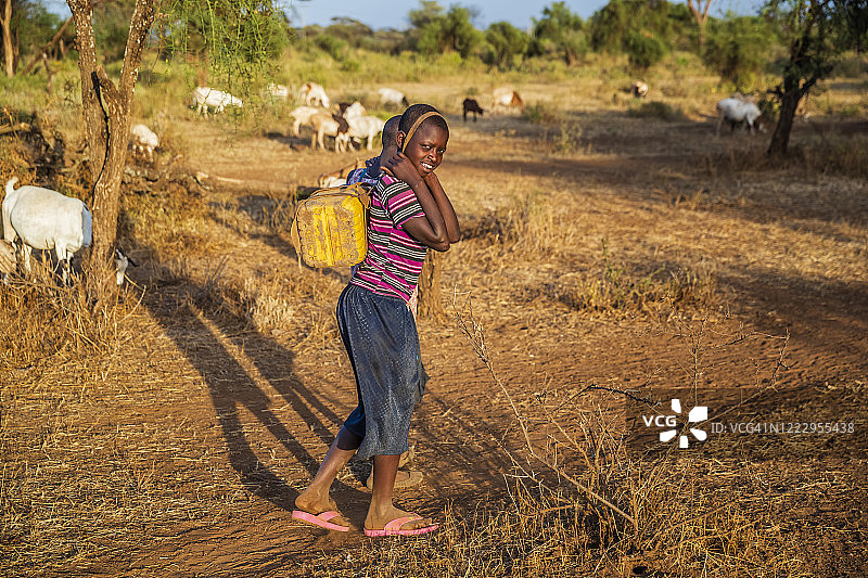 肯尼亚东非，从井里取水的非洲儿童图片素材
