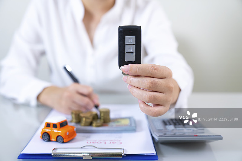 拿着车钥匙的女人，车贷概念，金融图片素材