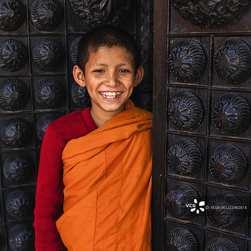 巴克塔普尔，从门口向外看的小沙弥图片素材