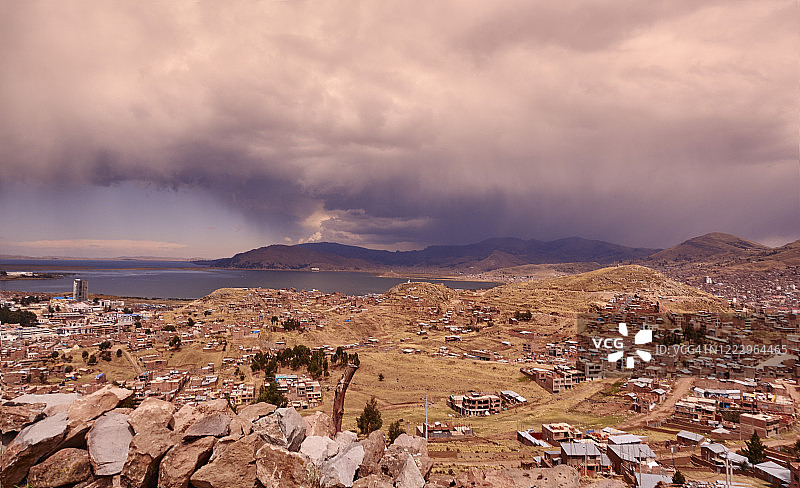 秘鲁西卢斯塔尼村庄上空的暴风云图片素材