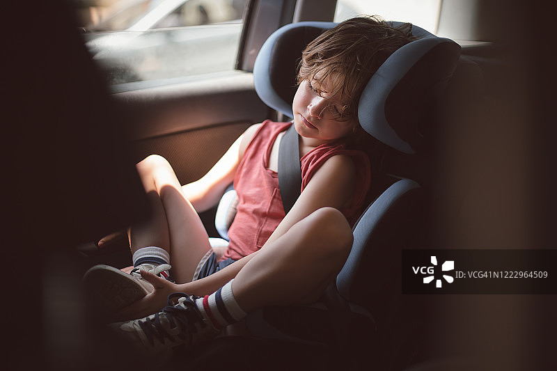 男孩在汽车座椅上醒来图片素材