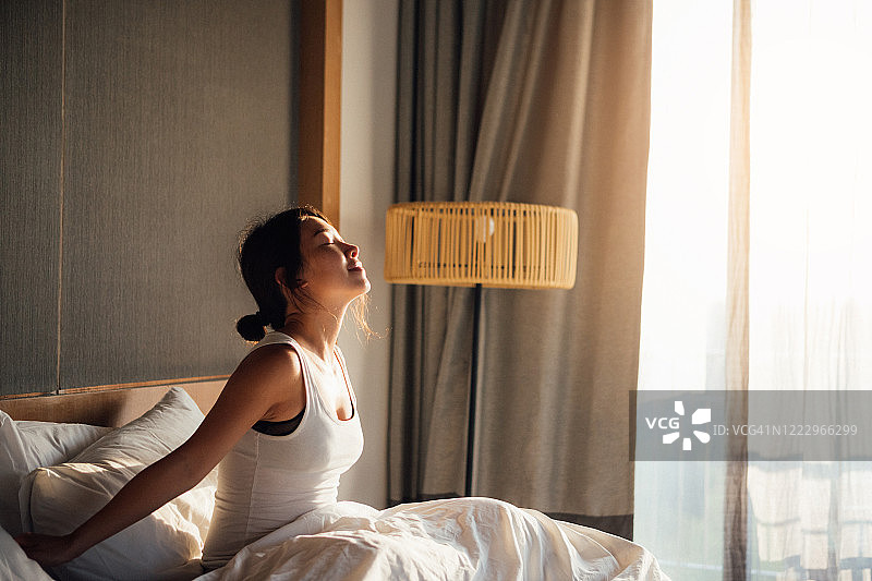 年轻女人醒来迎接全新一天图片素材