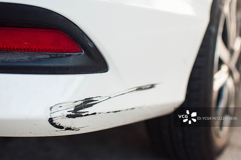 油漆受损的汽车后保险杠图片素材