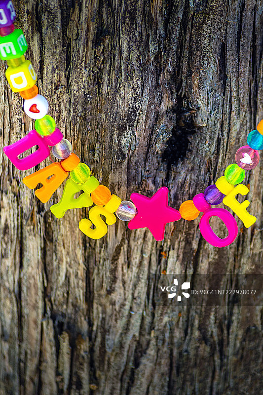 围栏柱子上的项链图片素材