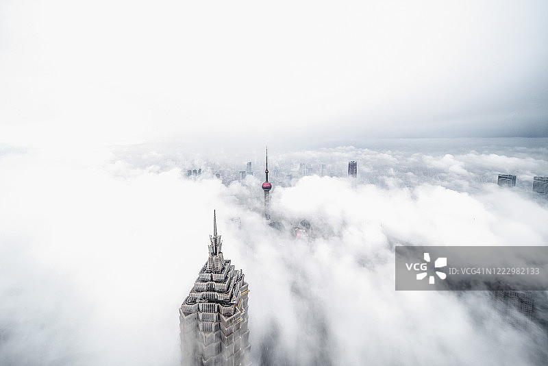 云雾中的上海图片素材