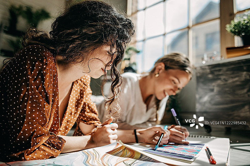 朋友们在家用彩色笔绘画图片素材