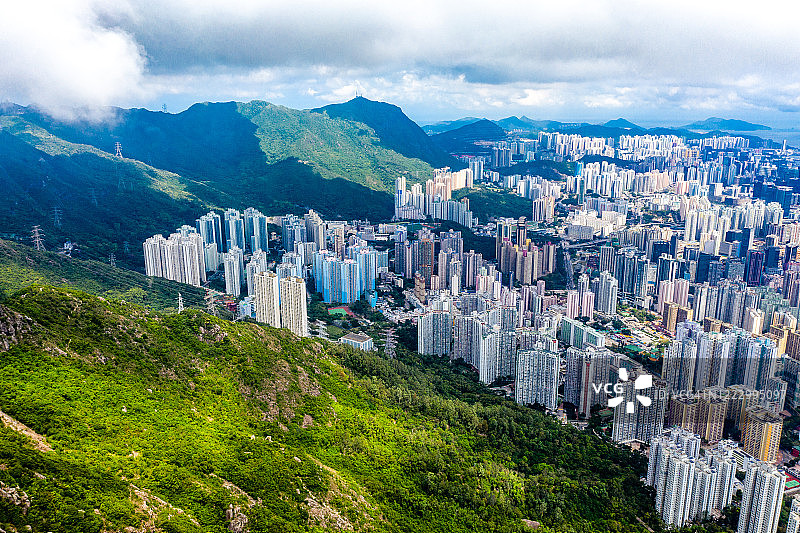 从狮子山峰顶观看香港城市景观图片素材