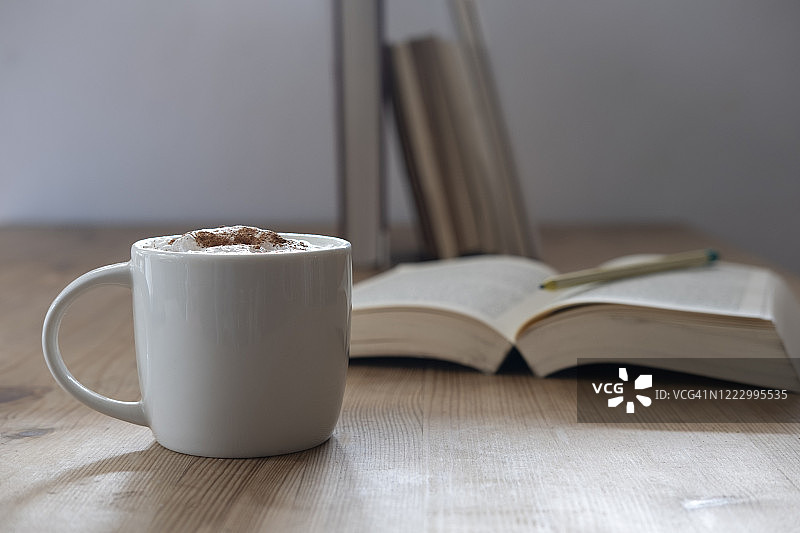 在温馨的氛围中阅读和喝咖啡图片素材
