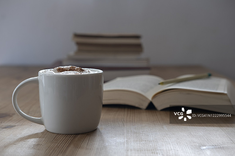 在温馨的氛围中阅读和喝咖啡图片素材