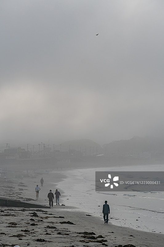 日本神奈川县多雾海滩图片素材