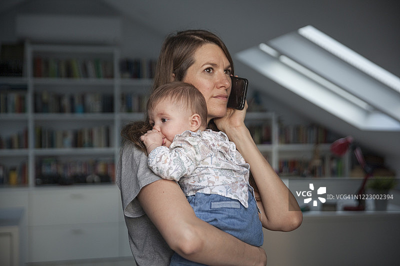 母亲抱着宝宝工作图片素材