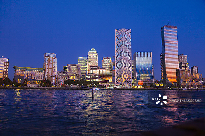 伦敦码头区夜景下的金丝雀码头图片素材