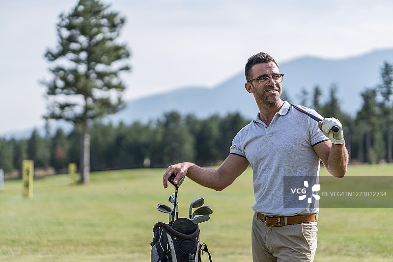 正在休息的男性高尔夫球手图片素材