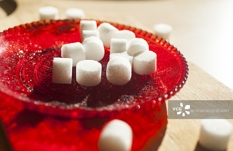 红盘子里的糖块图片素材