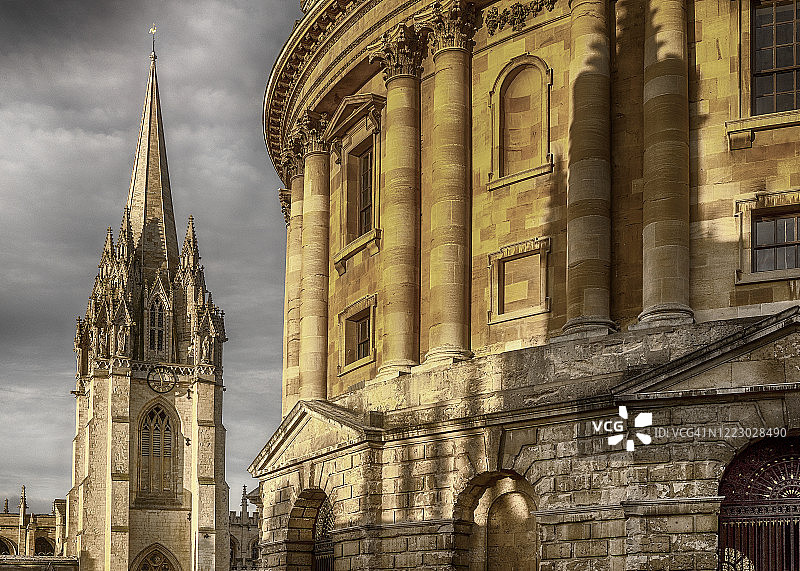 Radcliffe Camera与圣母玛利亚大学教堂图片素材