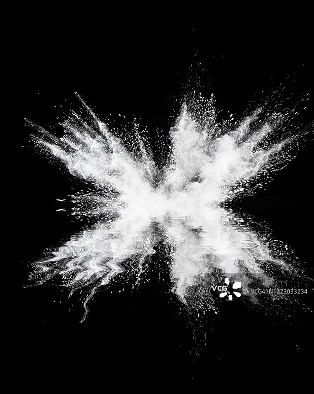 黑色背景上白色粉末爆炸水面倒影图片素材