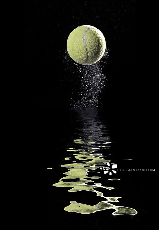 网球在陆地表面和水中反射的粉末上的撞击和反弹图片素材