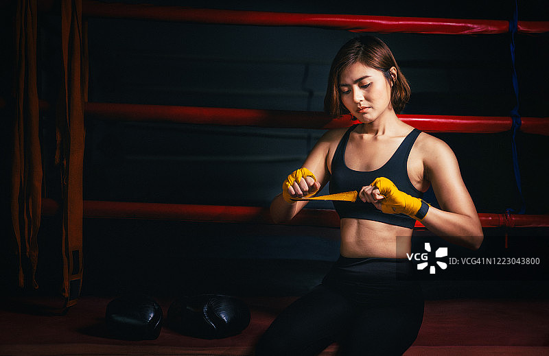 年轻女拳击手缠着绷带准备拳击训练图片素材