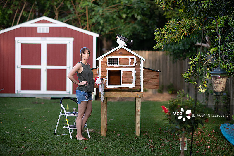 展示完成项目的女子图片素材