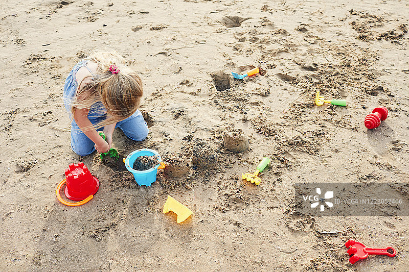 孩子在海滩上玩耍图片素材