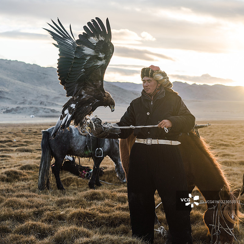 蒙古草原上的猎鹰人图片素材