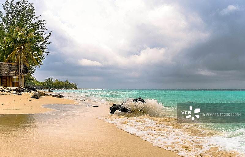婆罗洲沙巴岛上阴沉早晨的热带海滩美景图片素材