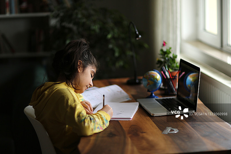 观看在线教育课程的女学生图片素材