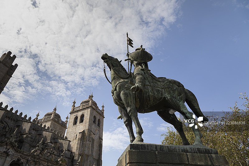 葡萄牙维马拉·佩雷斯雕像与波尔图大教堂图片素材