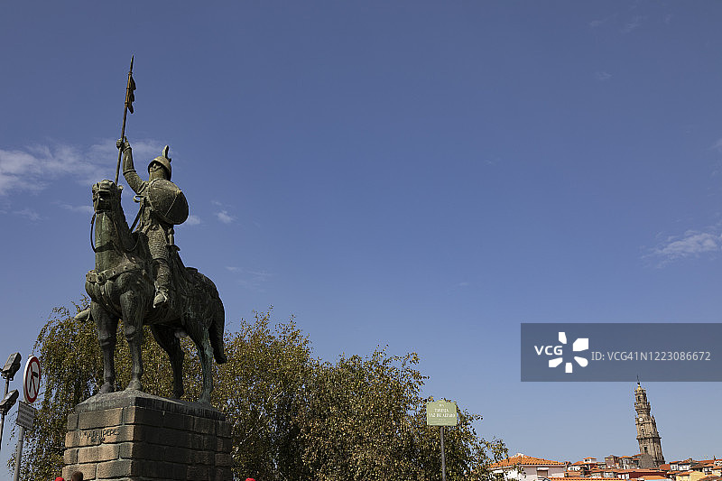 葡萄牙波尔图，维马拉·佩雷斯雕像与克莱里科斯教堂塔图片素材