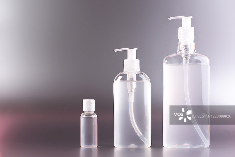 一组装有抗菌凝胶的透明瓶子图片素材