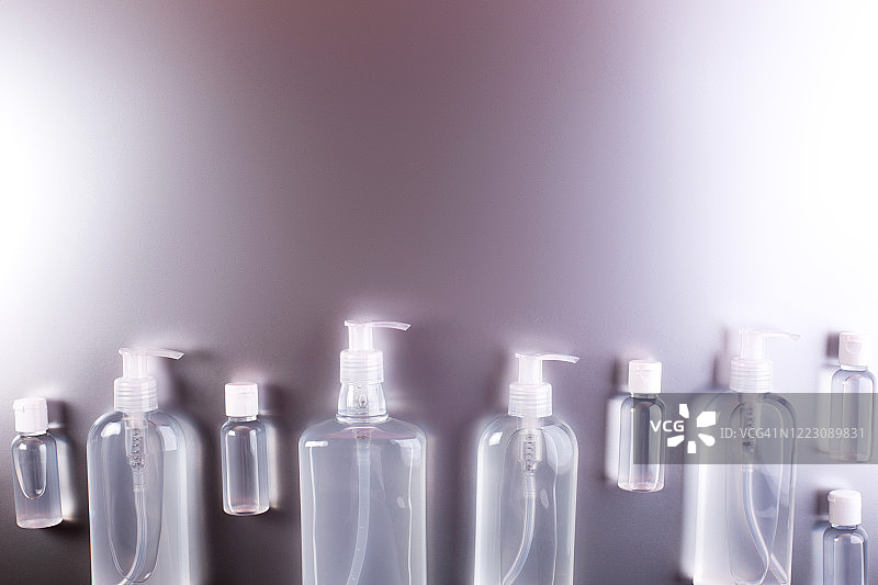 一组装有抗菌凝胶的透明瓶子图片素材