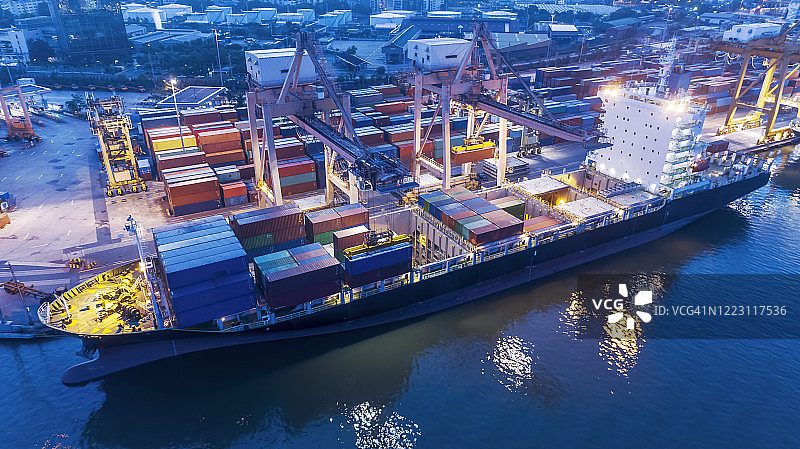 仓库中集装箱起重机吊运集装箱海运航拍俯视图片素材