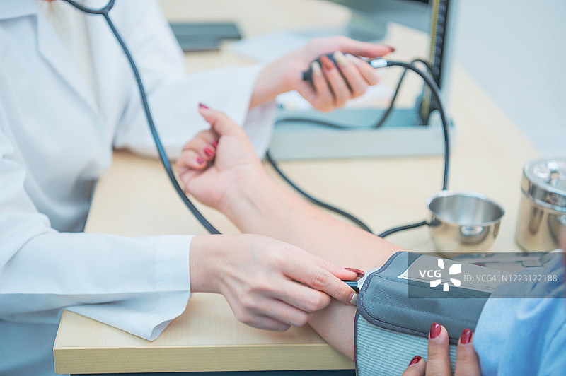 女医生为患者测量血压图片素材