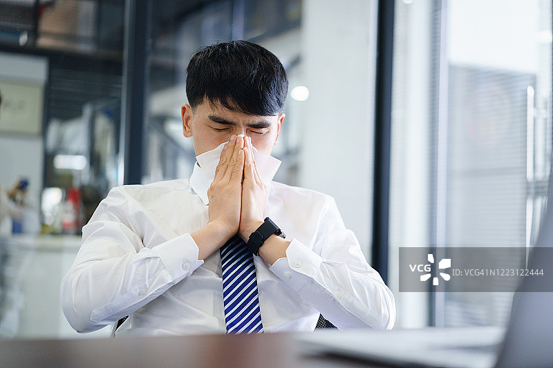 男人在办公室使用智能手机图片素材