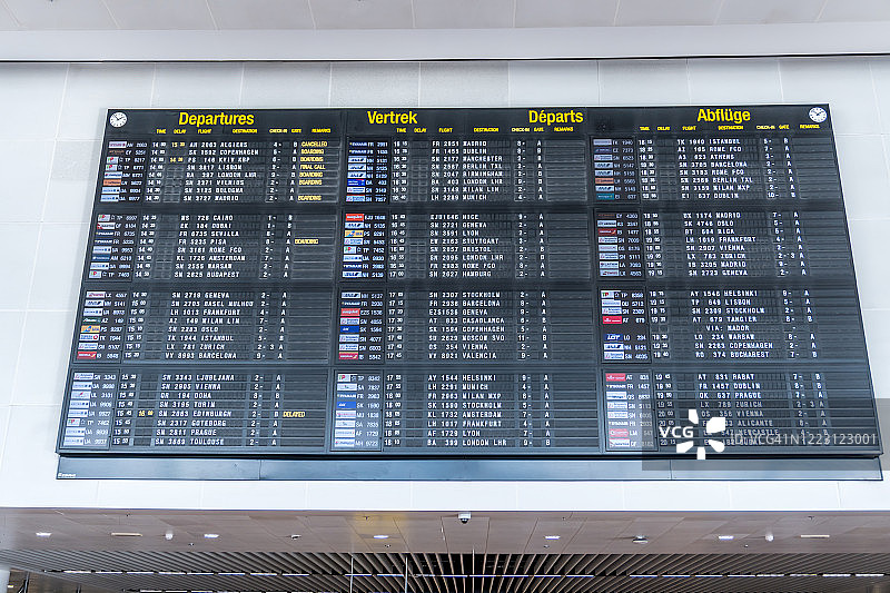 扎芬特姆机场的大型航班信息显示屏图片素材