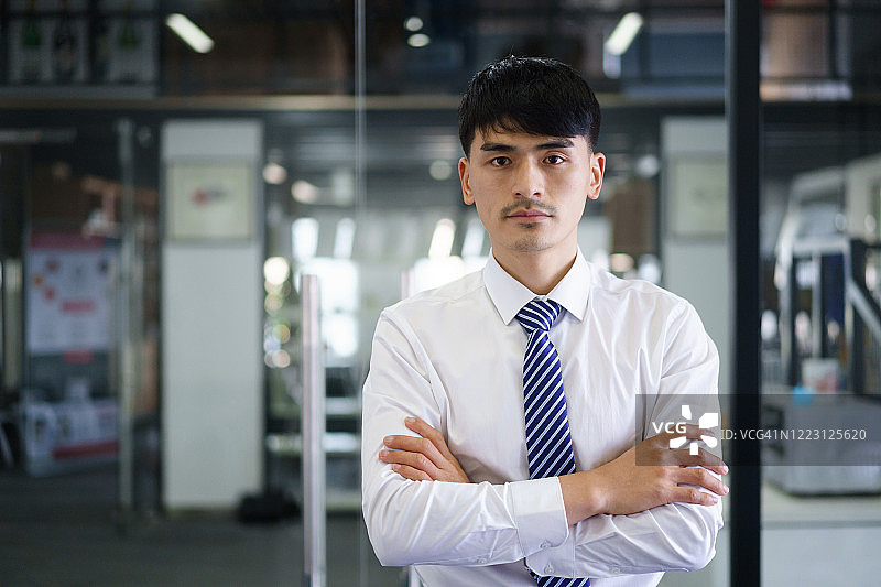 在办公室里的男人图片素材