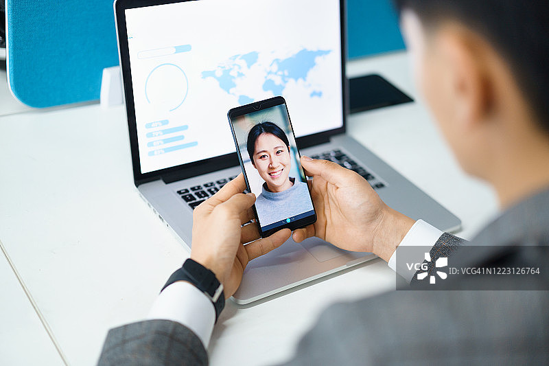 女人用笔记本电脑进行视频会议图片素材