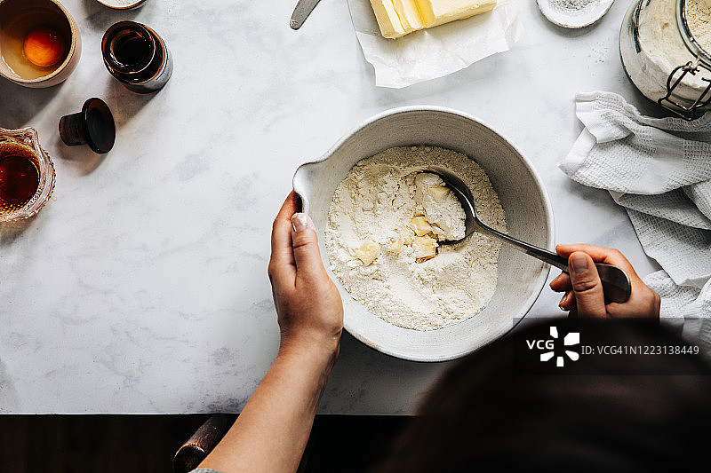 女人准备水果派面团和面粉黄油图片素材