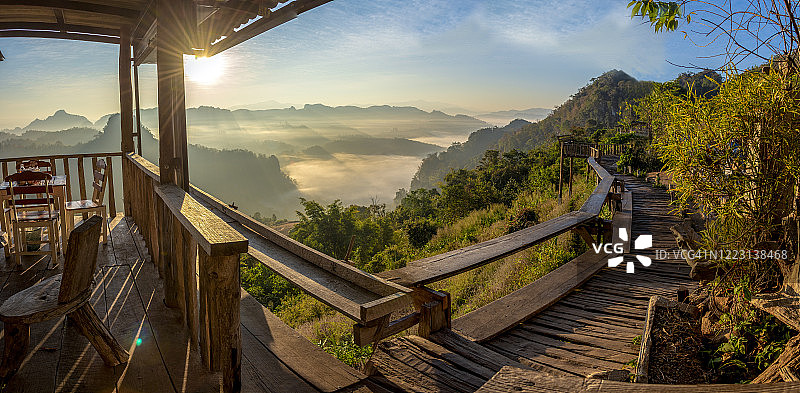 泰国夜丰颂府邦卓波部落村庄，绿色山间房屋与美丽雾气图片素材