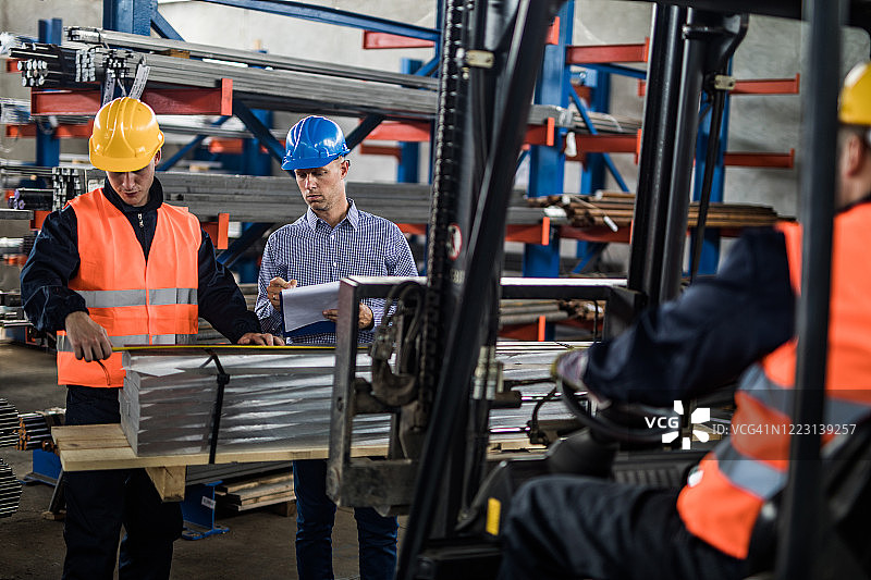 检查员和金属工人在铝厂分析测量结果图片素材