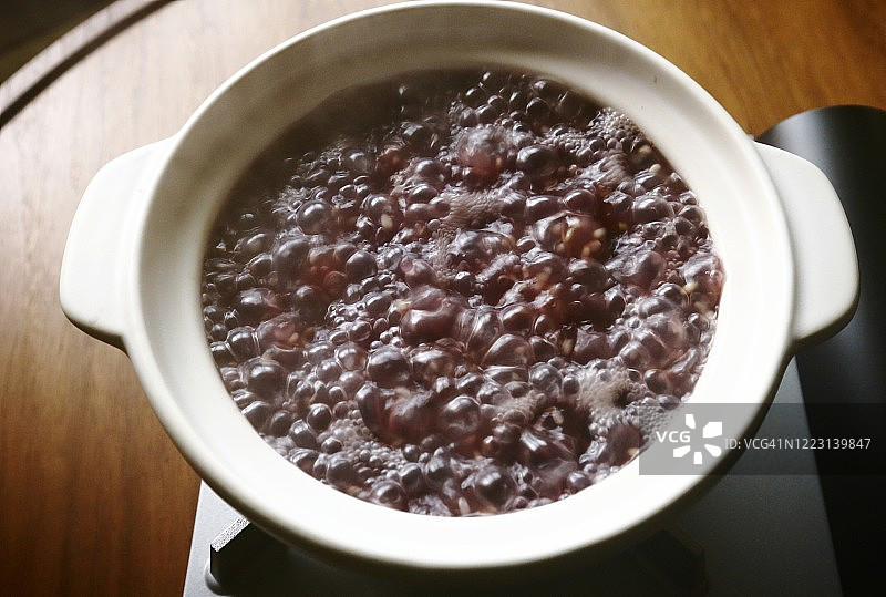 用砂锅烹饪野生稻米图片素材