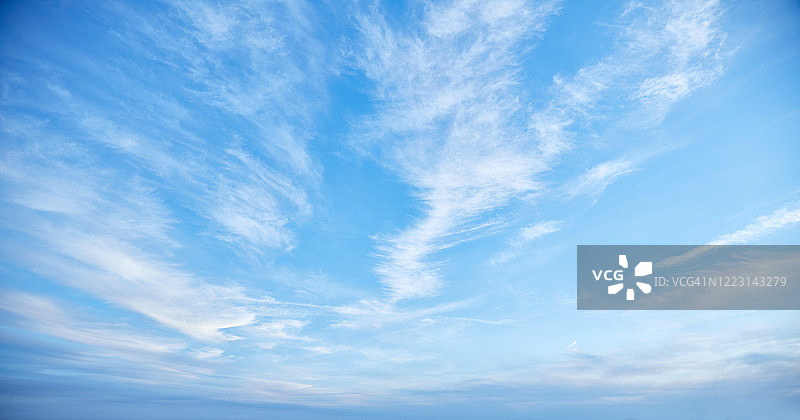 蓝色天空中的云彩图片素材