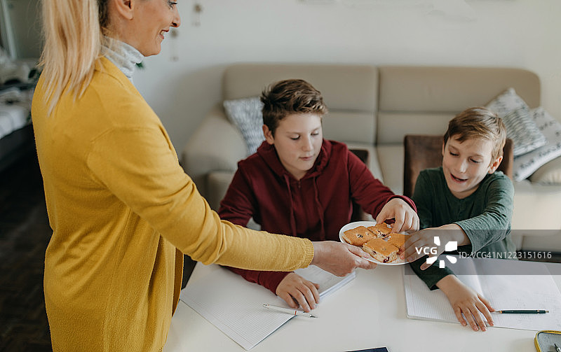 母亲辅导儿子做作业图片素材